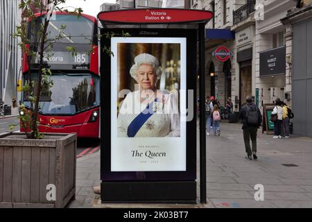 Londra, Regno Unito. 09th Set, 2022. Victoria Station Bus Shelter Billboard porta una foto della regina Elisabetta II. Sua Maestà la Regina Elisabetta II morì pacificamente il 8 settembre 2022 a 96 anni. È il monarca che regna da più tempo nel Regno Unito. (Foto di Pietro Recchia/SOPA Images/Sipa USA) Credit: Sipa USA/Alamy Live News Foto Stock