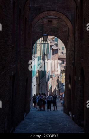 Vicolo nel centro storico, patrimonio dell'umanità dell'UNESCO, Siena, Toscana, Italia Foto Stock