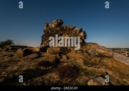 Notte di luna piena al Teufelsmauer, Weddersleben, Harz, Sassonia-Anhalt, Germania Foto Stock