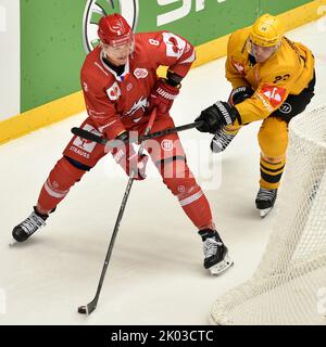 Trinec, Repubblica Ceca. 09th Set, 2022. L-R Aron Chmielewski (Trinec) e Jonathan Jonsson (Skelleftea) in azione durante la Champions Hockey League, Gruppo H, partita HC Ocelari Trinec vs Skelleftea AIK, il 9 settembre 2022, a Trinec, Repubblica Ceca. Credit: Jaroslav Ozana/CTK Photo/Alamy Live News Foto Stock