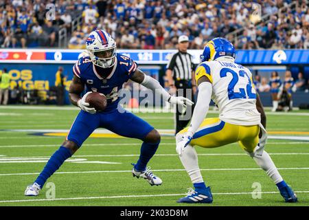 Il ricevitore di Buffalo Bills Stecon Diggs (14) è sfidato dal caporter back David Long Jr. (22) di Los Angeles Rams durante una partita NFL, giovedì, settembre Foto Stock