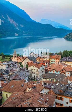 Italia, Trentino Alto Adige, provincia di Trento, Molveno. Vista sul lago e sul paese di Molveno Foto Stock