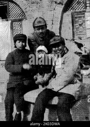 Ren Bishi e Chen Congying con Liu Ying. Il bambino nella foto è Yuanzheng, la figlia di Chen Congying a Ganzi durante la lunga marcia. Ren Bishi era un leader militare e politico nel primo Partito comunista cinese. Nei primi anni '1930s, Foto Stock