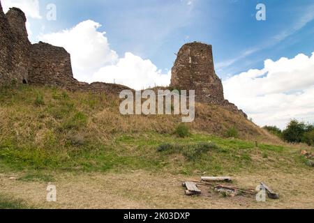 Rovine del castello di Lichnice in estate nuvoloso giorno. Repubblica Ceca. Foto Stock