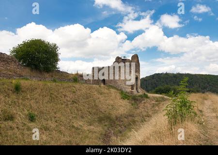 Rovine del castello di Lichnice in estate nuvoloso giorno. Repubblica Ceca. Foto Stock