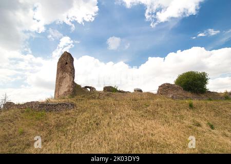 Rovine del castello di Lichnice in estate nuvoloso giorno. Repubblica Ceca. Foto Stock