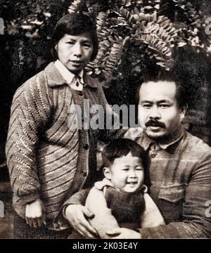 Una foto di gruppo di Ren Bishi, Chen Congying e del loro bambino. Ren Bishi era un leader militare e politico nel primo Partito comunista cinese. Nei primi anni '1930s, Foto Stock