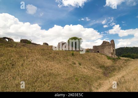 Rovine del castello di Lichnice in estate nuvoloso giorno. Repubblica Ceca. Foto Stock