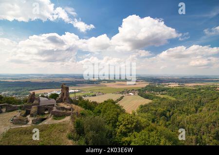 Rovine del castello di Lichnice in estate nuvoloso giorno. Repubblica Ceca. Foto Stock