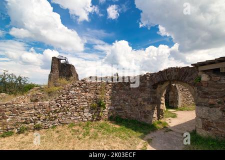 Rovine del castello di Lichnice in estate nuvoloso giorno. Repubblica Ceca. Foto Stock