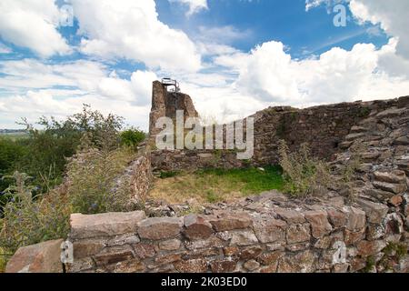 Rovine del castello di Lichnice in estate nuvoloso giorno. Repubblica Ceca. Foto Stock