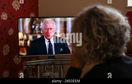 Brighton UK 9th settembre 2022 - Re Carlo III si rivolge alla nazione in un discorso televisivo stasera dopo la morte della Regina Elisabetta II ieri : Credit Simon Dack / Alamy Live News Foto Stock