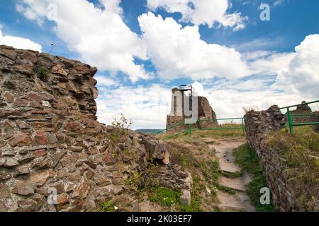 Rovine del castello di Lichnice in estate nuvoloso giorno. Repubblica Ceca. Foto Stock