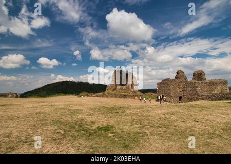 Rovine del castello di Lichnice in estate nuvoloso giorno. Repubblica Ceca. Foto Stock