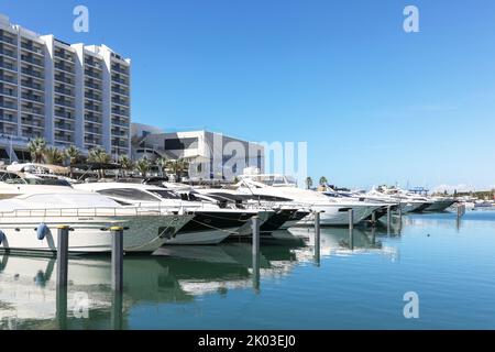 Vilamoura marina, con yacht e barche ormeggiate al porto turistico, Algarve, Portogallo. Foto Stock