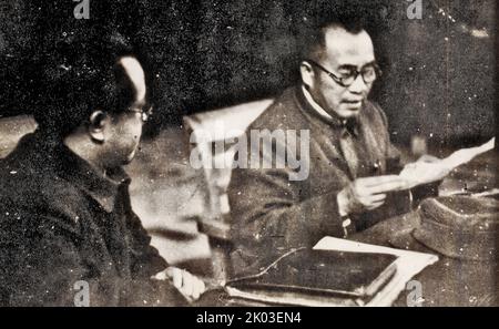 Ren Bishi e Zhu De sul podio del Settimo Congresso Nazionale del Partito Comunista Cinese. Ren Bishi era un leader militare e politico nel primo Partito comunista cinese. Nei primi anni '1930s, Foto Stock