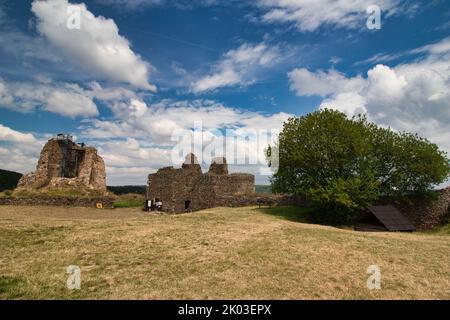 Rovine del castello di Lichnice in estate nuvoloso giorno. Repubblica Ceca. Foto Stock