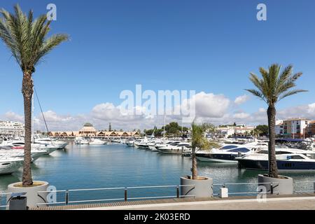 Vilamoura marina, con yacht e barche ormeggiate al porto turistico, Algarve, Portogallo. Foto Stock