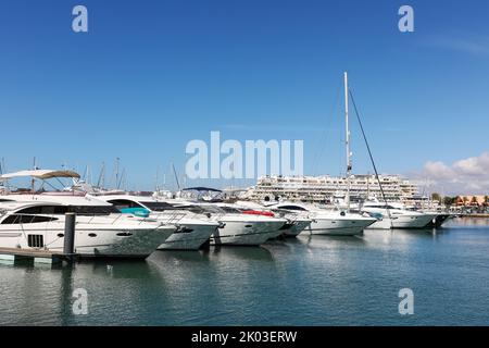 Vilamoura marina, con yacht e barche ormeggiate al porto turistico, Algarve, Portogallo. Foto Stock