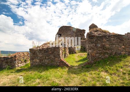 Rovine del castello di Lichnice in estate nuvoloso giorno. Repubblica Ceca. Foto Stock