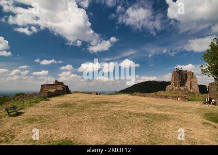 Rovine del castello di Lichnice in estate nuvoloso giorno. Repubblica Ceca. Foto Stock