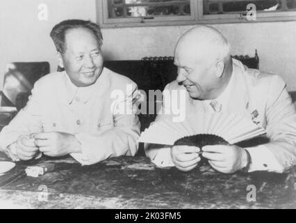 Mao Zedong, ritratto di mezza lunghezza, seduto, di fronte a Nikita Khrushchev, durante la visita del leader russo a Pechino. Foto Stock