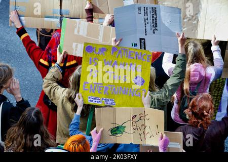 STOCCOLMA, SVEZIA - 9,2022 SETTEMBRE : Greta Thunberg e venerdì per la settimana 212. Foto Stock