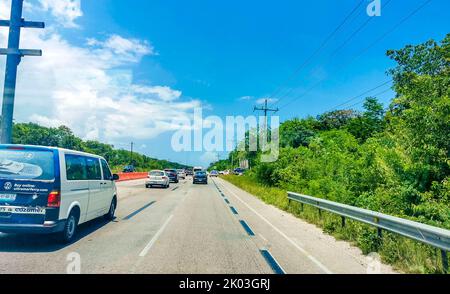 Playa del Carmen Messico 16. Luglio 2022 strada tipica e paesaggio urbano con auto traffico ristoranti negozi negozi persone ed edifici di Playa del C. Foto Stock