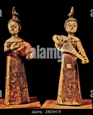 Sei statuette Dynasties con gli stessi abiti e accessori per capelli, con capelli legati alla testa, facce rotonde e delicate sopracciglia. Indossano abiti lunghi con collo rotondo, scialli sulle spalle, maniche, camicie che raggiungono il suolo e le scarpe non sono esposte. Il terreno è scuro, il corpo è dipinto con inchiostro rosso e polvere bianca, c'è molta polvere bianca rimasta sul viso, e i capelli sono neri. La figurina destra tiene il pipa, la figurina sinistra tiene la parte superiore dell'impugnatura del pipa, la parte inferiore del pipa poggia sull'ascella destra e la mano destra gioca la posizione, Foto Stock