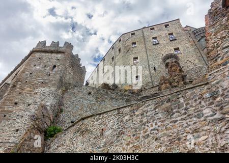 L'imponente struttura dell'abbazia medievale della Sacra di San Michele in Val di Susa Foto Stock