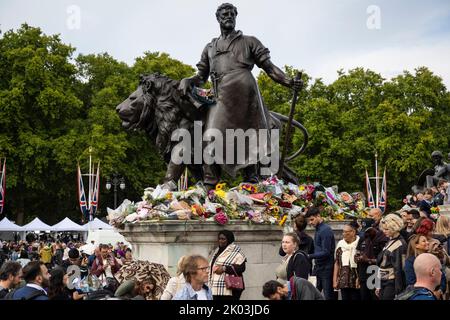 Londra, Regno Unito. 9 settembre 2022. Tributi floreali sono lasciati sul Queen Victoria Memorial fuori Buckingham Palace. Il giorno prima, fu annunciato che la regina Elisabetta II, il monarca più longevo della storia britannica, era morta all'età di 96 anni a Balmoral, in Scozia. Suo figlio, ora conosciuto come re Carlo III, la succederà. Credit: Stephen Chung / Alamy Live News Foto Stock