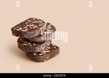 Dessert tradizionale portoghese Salame de Chocolate su sfondo beige in stile minimal. Menu di panetteria del ristorante Foto Stock