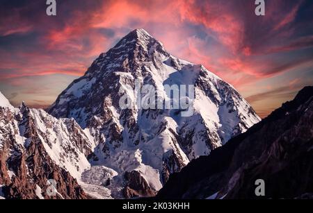 K2 picco, la seconda montagna più alta sulla terra durante il tramonto Foto Stock