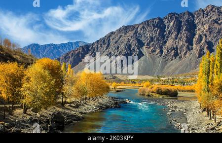 Colorato tema autunnale nella valle Phandar della regione Gilgit-Baltistan del Pakistan Foto Stock