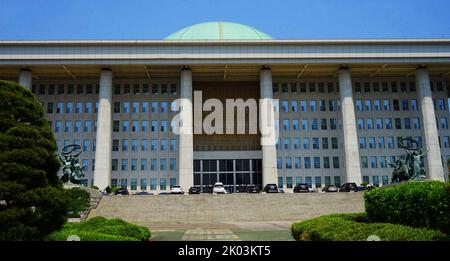 La National Assembly Proceeding Hall (Gukhoe-uisadang) è l'edificio del campidoglio della Corea del Sud. Serve come sede dell'Assemblea Nazionale della Repubblica di Corea, il ramo legislativo del governo nazionale sudcoreano. Si trova a Yeouido-dong, Yeongdeungpo-GU, Seoul. Foto Stock