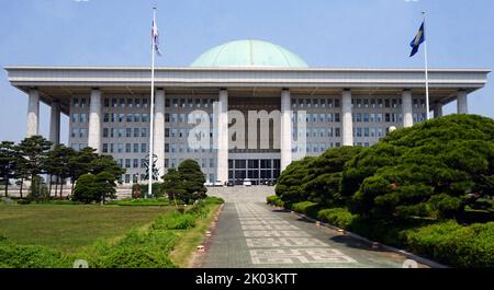 La National Assembly Proceeding Hall (Gukhoe-uisadang) è l'edificio del campidoglio della Corea del Sud. Serve come sede dell'Assemblea Nazionale della Repubblica di Corea, il ramo legislativo del governo nazionale sudcoreano. Si trova a Yeouido-dong, Yeongdeungpo-GU, Seoul. Foto Stock