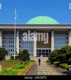 La National Assembly Proceeding Hall (Gukhoe-uisadang) è l'edificio del campidoglio della Corea del Sud. Serve come sede dell'Assemblea Nazionale della Repubblica di Corea, il ramo legislativo del governo nazionale sudcoreano. Si trova a Yeouido-dong, Yeongdeungpo-GU, Seoul. Foto Stock