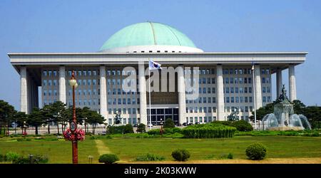 La National Assembly Proceeding Hall (Gukhoe-uisadang) è l'edificio del campidoglio della Corea del Sud. Serve come sede dell'Assemblea Nazionale della Repubblica di Corea, il ramo legislativo del governo nazionale sudcoreano. Si trova a Yeouido-dong, Yeongdeungpo-GU, Seoul. Foto Stock