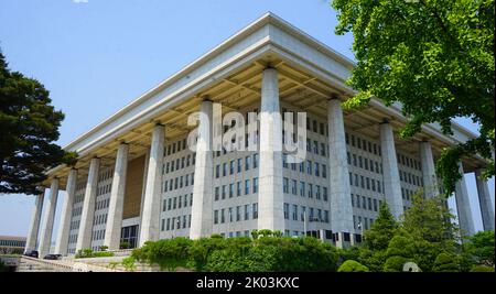 La National Assembly Proceeding Hall (Gukhoe-uisadang) è l'edificio del campidoglio della Corea del Sud. Serve come sede dell'Assemblea Nazionale della Repubblica di Corea, il ramo legislativo del governo nazionale sudcoreano. Si trova a Yeouido-dong, Yeongdeungpo-GU, Seoul. Foto Stock