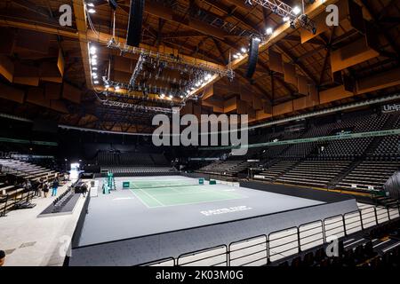 Bologna, ITALIA. Settembre 9, 2022. La corte principale è allestita all'interno dell'arena Unipol di Casalecchio di Reno, nei pressi di Bologna (Italia). Dopo 46 anni, Bologna ospiterà uno dei round della Coppa Davis di Rakuten. L'allestimento dell'Arena Unipol a Casalecchio di Reno è stato completato: Da martedì 13 a domenica 18 settembre ospiterà le partite della squadra italiana insieme a Croazia, Argentina e Svezia. La struttura sarà in grado di ospitare fino a 8275 tifosi al giorno e sono stati allestiti tre campi: Il campo principale più due campi di formazione. Credito: Massimiliano Donati/Alamy L Foto Stock
