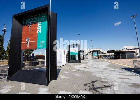 Bologna, ITALIA. Settembre 9, 2022. È stata allestita una zona fan per tutti gli spettatori all'esterno dell'Arena Unipol di Casalecchio di Reno (Bologna). Dopo 46 anni, Bologna ospiterà uno dei round della Coppa Davis di Rakuten. L'allestimento dell'Arena Unipol a Casalecchio di Reno è stato completato: Da martedì 13 a domenica 18 settembre ospiterà le partite della squadra italiana insieme a Croazia, Argentina e Svezia. La struttura sarà in grado di ospitare fino a 8275 tifosi al giorno e sono stati allestiti tre campi: Il campo principale più due campi di formazione. Credito: Massimiliano do Foto Stock