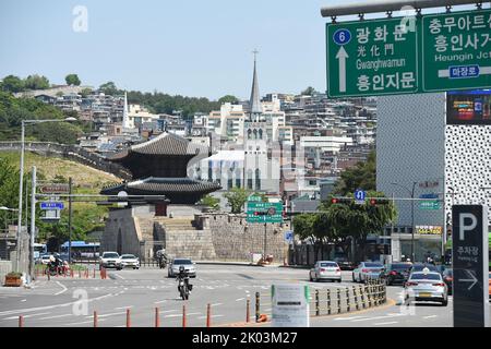 Heunginjimun, la 'porta della Benevolenza Rising' o più comunemente conosciuta come Dongdaemun, è una delle otto porte di Seul nel Muro della Fortezza di Seul, un importante punto di riferimento nel centro di Seul, Corea del Sud. Il nome coreano 'Dongdaemun' significa 'Grande porta Est', ed è stato così chiamato perché era la principale porta Est nel muro che circondava Seoul durante la dinastia Joseon Foto Stock