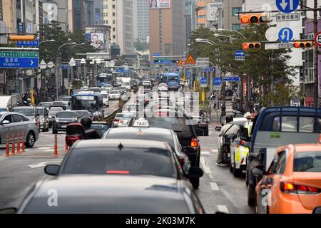 Trafficato incrocio nel centro di Seoul, Corea del Sud Foto Stock