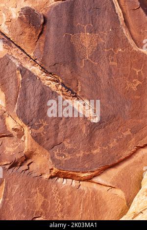 Renne e slitta Petroglyph renne e slitta è il nome dato per descrivere questo petroglifo, un disegno di arte rupestre situato a Moab, Utah. Foto Stock