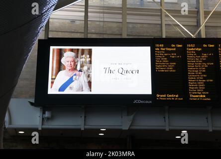 Londra, Regno Unito. 9th settembre 2022. Dopo la sua triste morte, i tributi alla Regina Elisabetta II apparvero in tutta Londra. Qui, le foto di lei sono mostrate alla stazione di Kings Cross, a nord di Londra. Credit:/Monica Wells/Alamy Live News Foto Stock