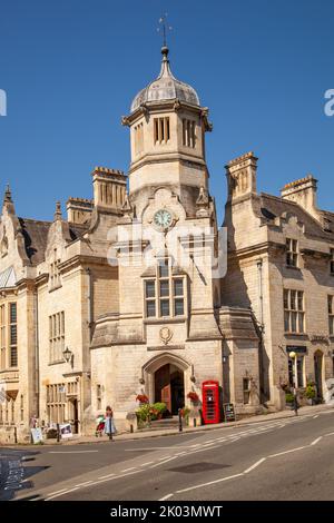 La Chiesa cattolica romana di St Thomas More, ex Bradford-on-Avon Town Hall, è un luogo di culto in Market Street, Bradford-on-Avon, Wiltshire, Foto Stock