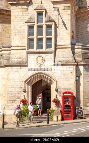 La Chiesa cattolica romana di St Thomas More, ex Bradford-on-Avon Town Hall, è un luogo di culto in Market Street, Bradford-on-Avon, Wiltshire, Foto Stock