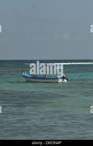 Imbarcazione da pesca ancorata nel Mar dei Caraibi. Acqua cristallina di colore verde e azzurro. Messico Foto Stock