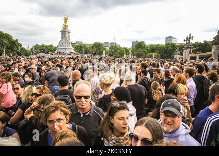 Londra, Regno Unito. 09th Set, 2022. La folla cresce alle porte del Palazzo e intorno al monumento commemorativo di Victoria. Dopo la morte della Regina Elisabetta II, folle di lutto, così come molti turisti, laici fiori e pagare i loro tributi alle porte di Buckingham Palace, e la zona diventa molto affollata di persone. Credit: Imageplotter/Alamy Live News Foto Stock