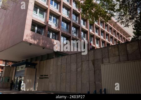 Buenos Aires, Argentina, 9th settembre 2022. Alla morte di sua Maestà la Regina Elisabetta II, l'Ambasciata britannica con la sua bandiera nel mezzo aprì persino il Libro delle condoglianze con accesso pubblico. (Credit: Esteban Osorio/Alamy Live News) Foto Stock